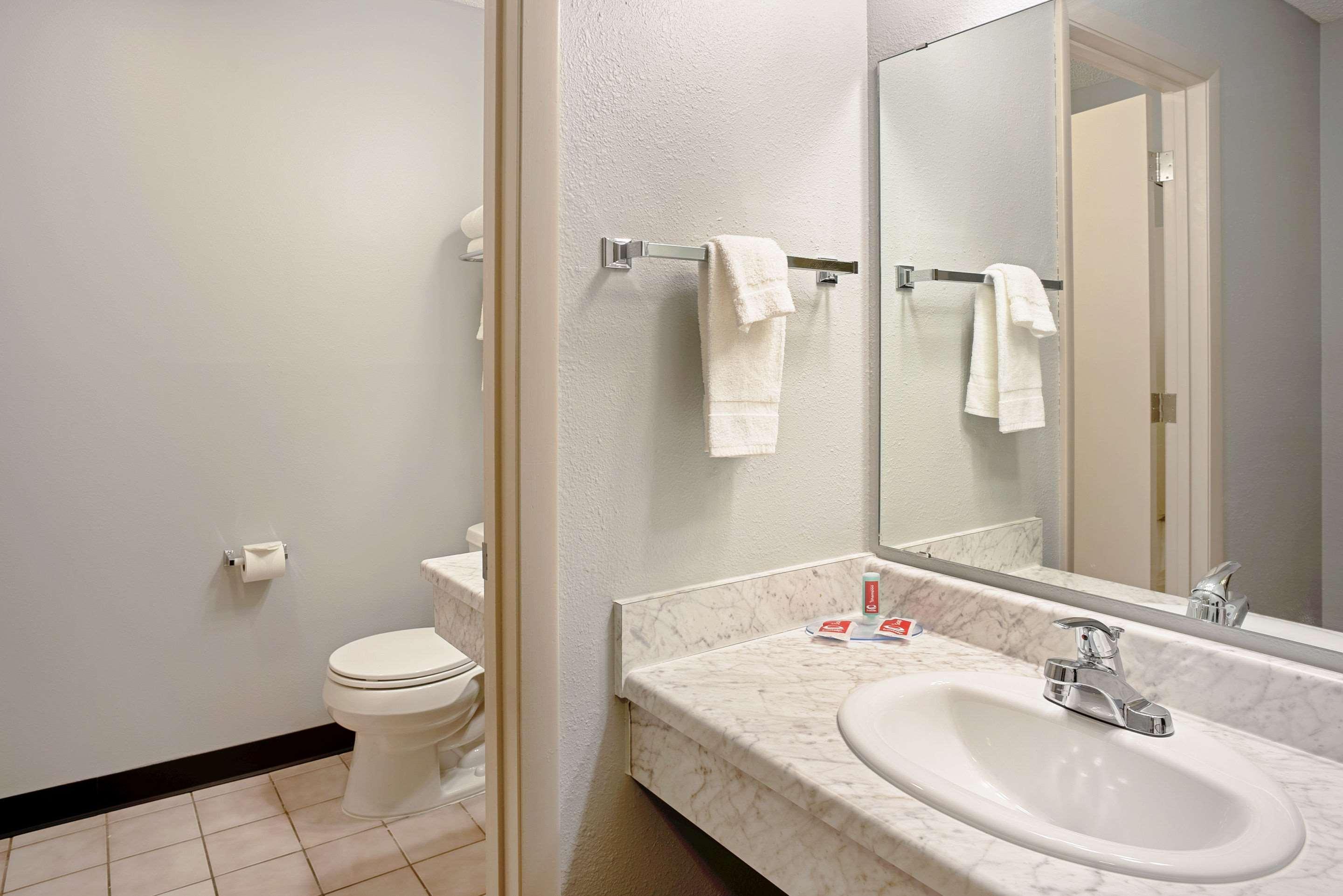 Quality Inn Frontier At Us Hwy 30 Clinton Exterior foto